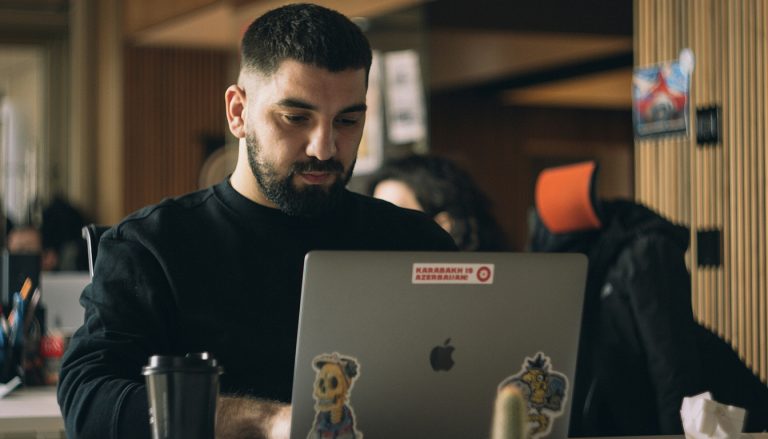 Formation SEO gratuite Romain Pirotte — personne étudiant le SEO sur ordinateur