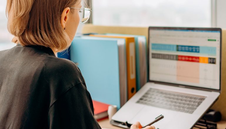 Découvrez pourquoi se former à Excel est essentiel en entreprise pour améliorer votre productivité, faciliter l'analyse des données et booster votre carrière professionnelle.