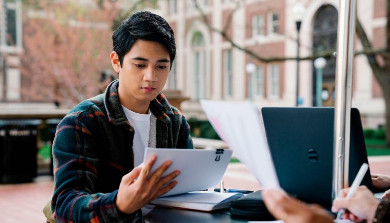 Prépa PCSI classement, débouchés et — étudiants étudiant en classe avec ordinateurs