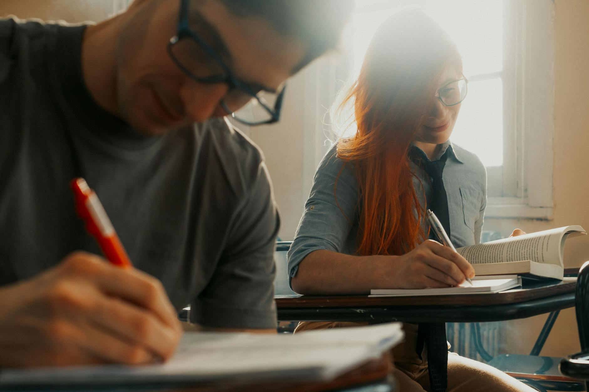 BTS le plus facile comment — étudiants étudiant ensemble en classe