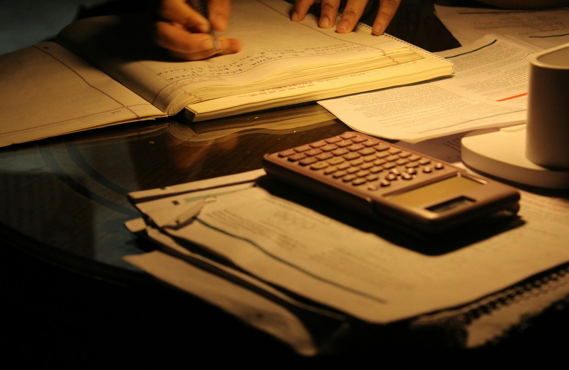 Convertisseur note sur 20 vers GPA, pourcentage et lettres : comment ça fonctionne vraiment — étudiant avec calculatrice et notes