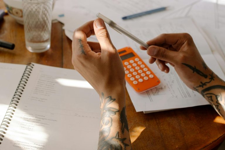 Convertisseur note sur 20 transformer — étudiant avec calculatrice et notes