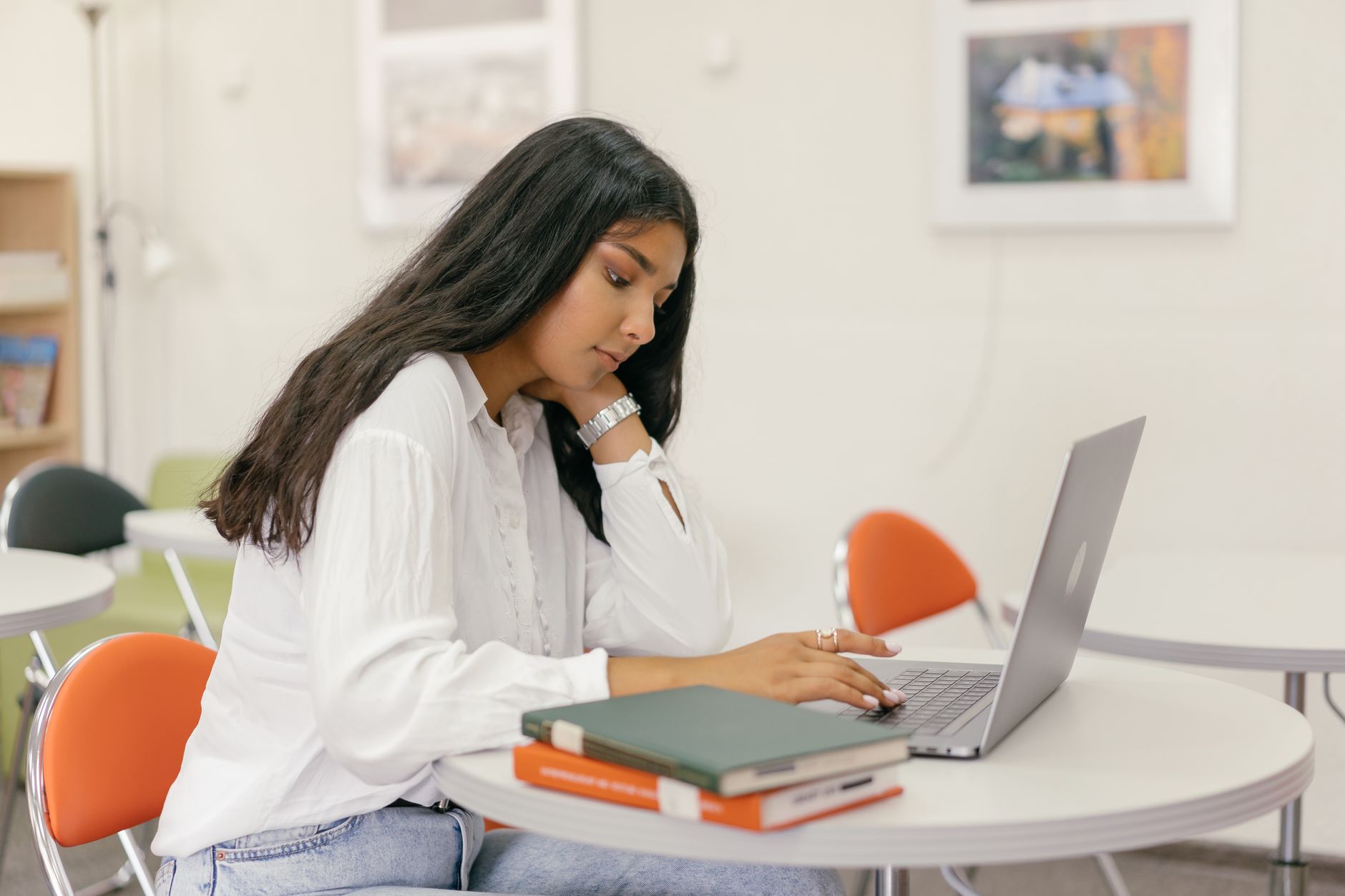 ENT HDF, ONE et NEO : comprendre la plateforme éducative et son rôle dans la scolarité — étudiant utilisant une plateforme éducative sur ordinateur