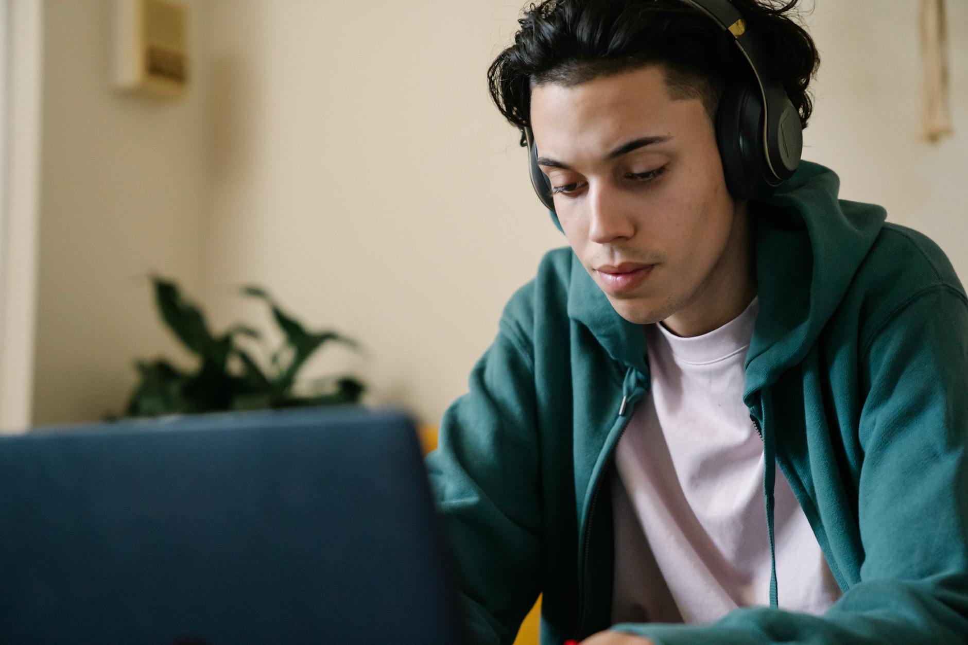 ENT HDF comment accéder à — étudiant utilisant une plateforme éducative sur ordinateur