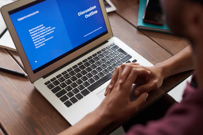 Formation SAP gratuite en ligne — personne étudiant le logiciel SAP sur ordinateur
