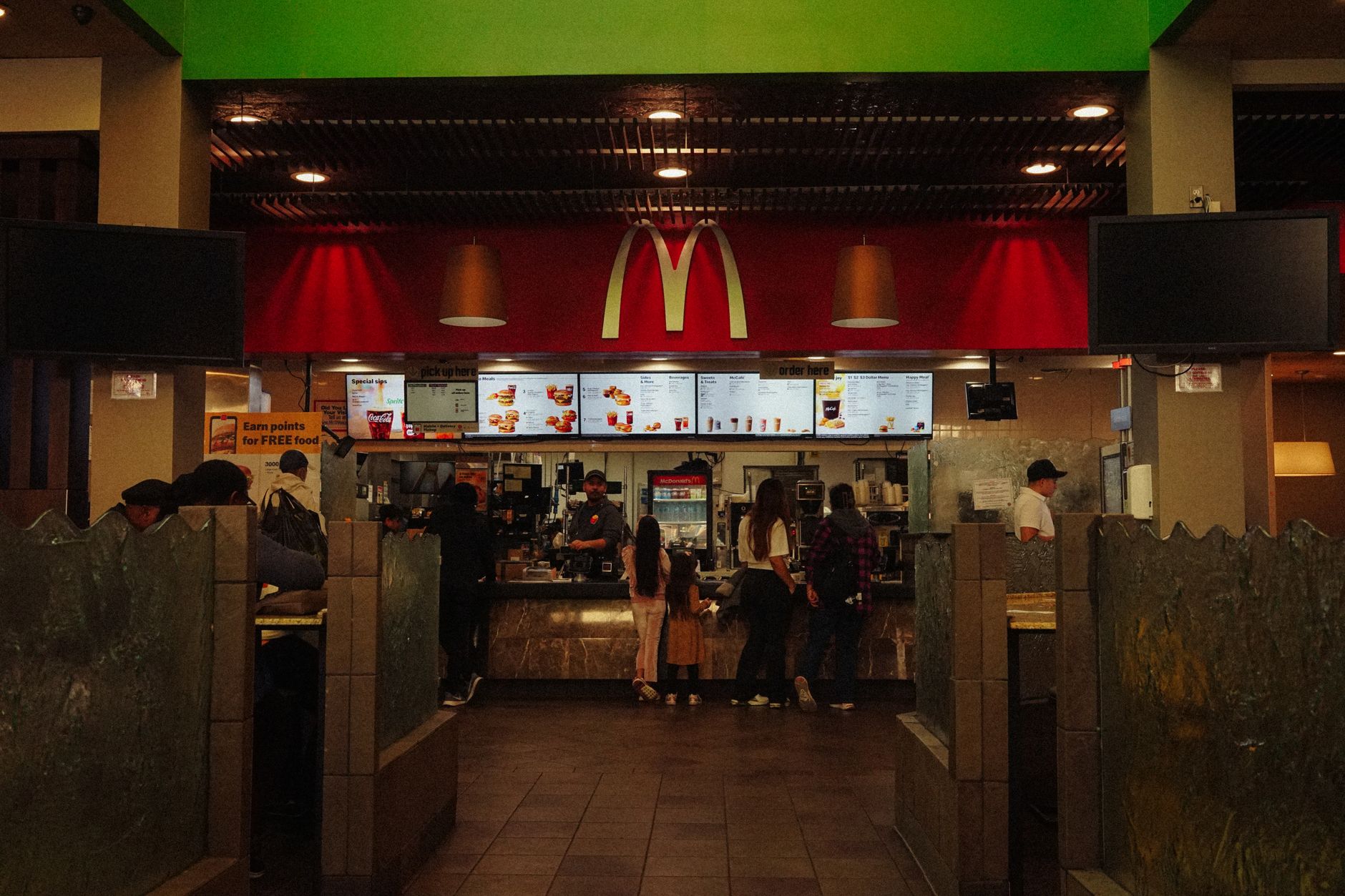 Manager McDo salaire net, brut — manager McDonald's en uniforme dans le restaurant