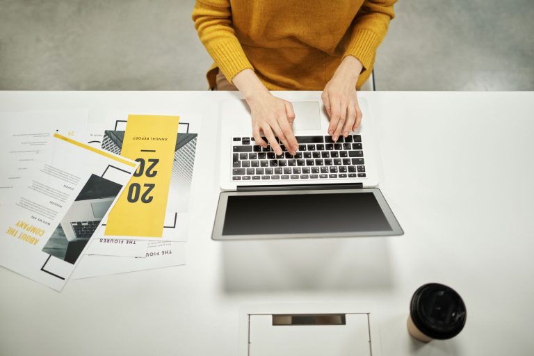 Rapport de stage template Google — étudiant écrivant un rapport sur ordinateur