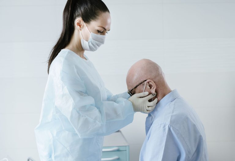 Salaire aide-soignante en Suisse combien — infirmière s'occupant d'un patient âgé