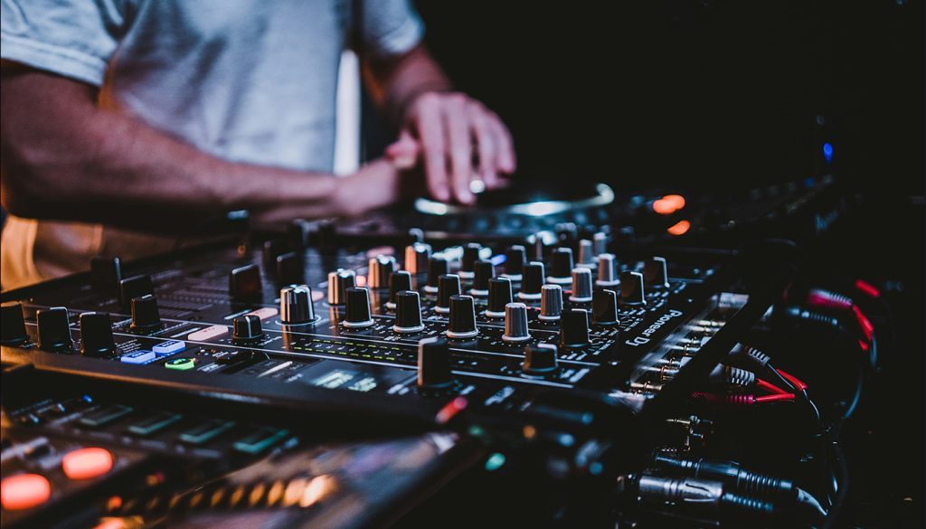 Combien gagne un DJ salaires — DJ en performance lors d'un mariage