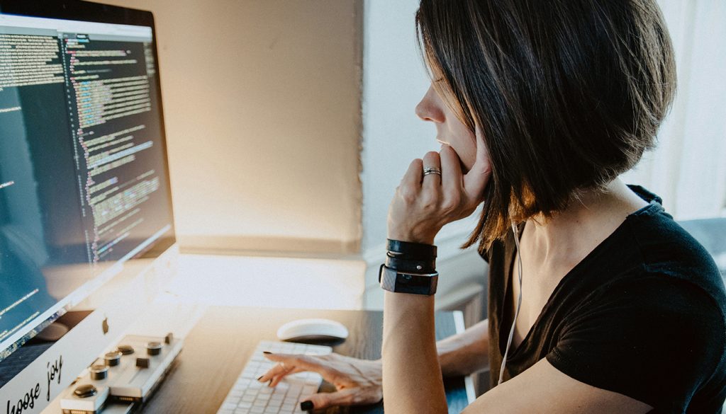 Salaire d’un ingénieur en informatique en France en 2026 : ordres de grandeur et réalités terrain — ingénieur informatique travaillant bureau