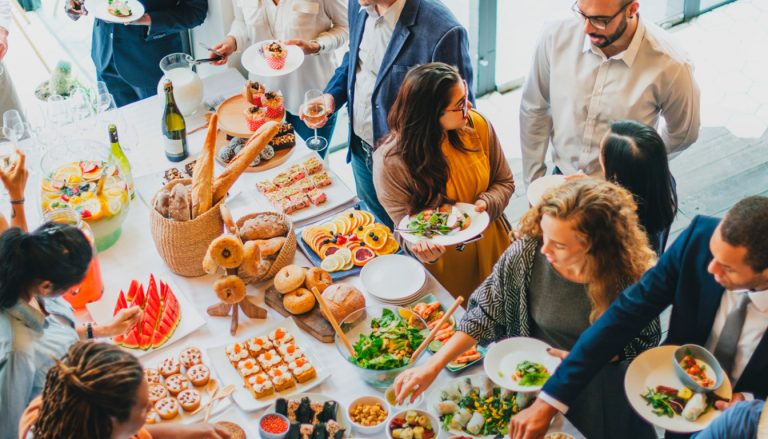 Organisez un événement d'entreprise mémorable avec un traiteur haut de gamme, alliant excellence culinaire et service personnalisé pour impressionner vos invités.