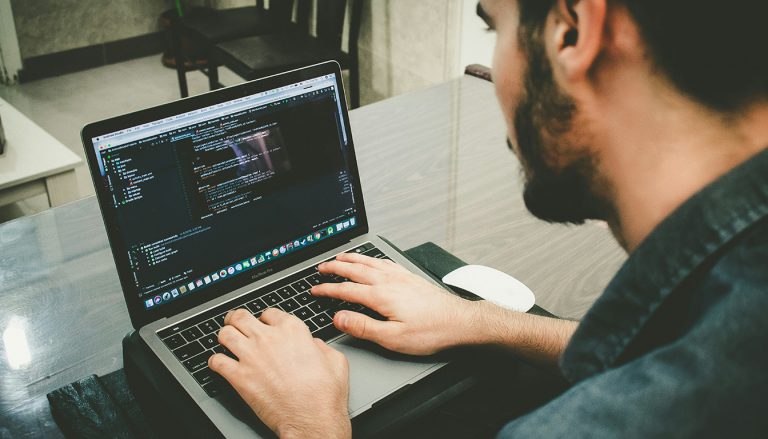 Formation IA CPF comment choisir — personne étudiant un cours de certification IA