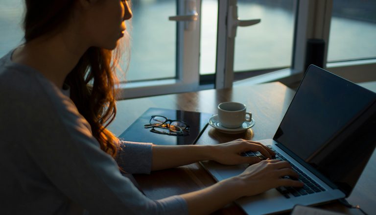 Je suis salarié et je — réunion d'affaires ordinateur portable café