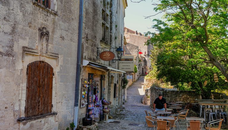 Quel commerce ouvrir dans un — devanture d'un petit commerce de village