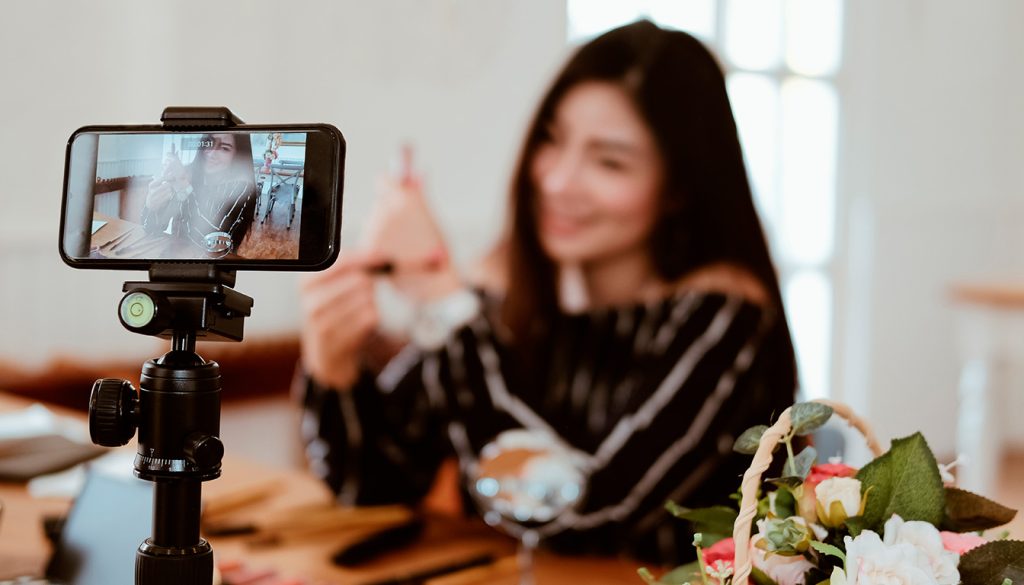 Sources de revenu des influenceurs du web : panorama complet des leviers de monétisation — réunion marketing influenceur ordinateur portable