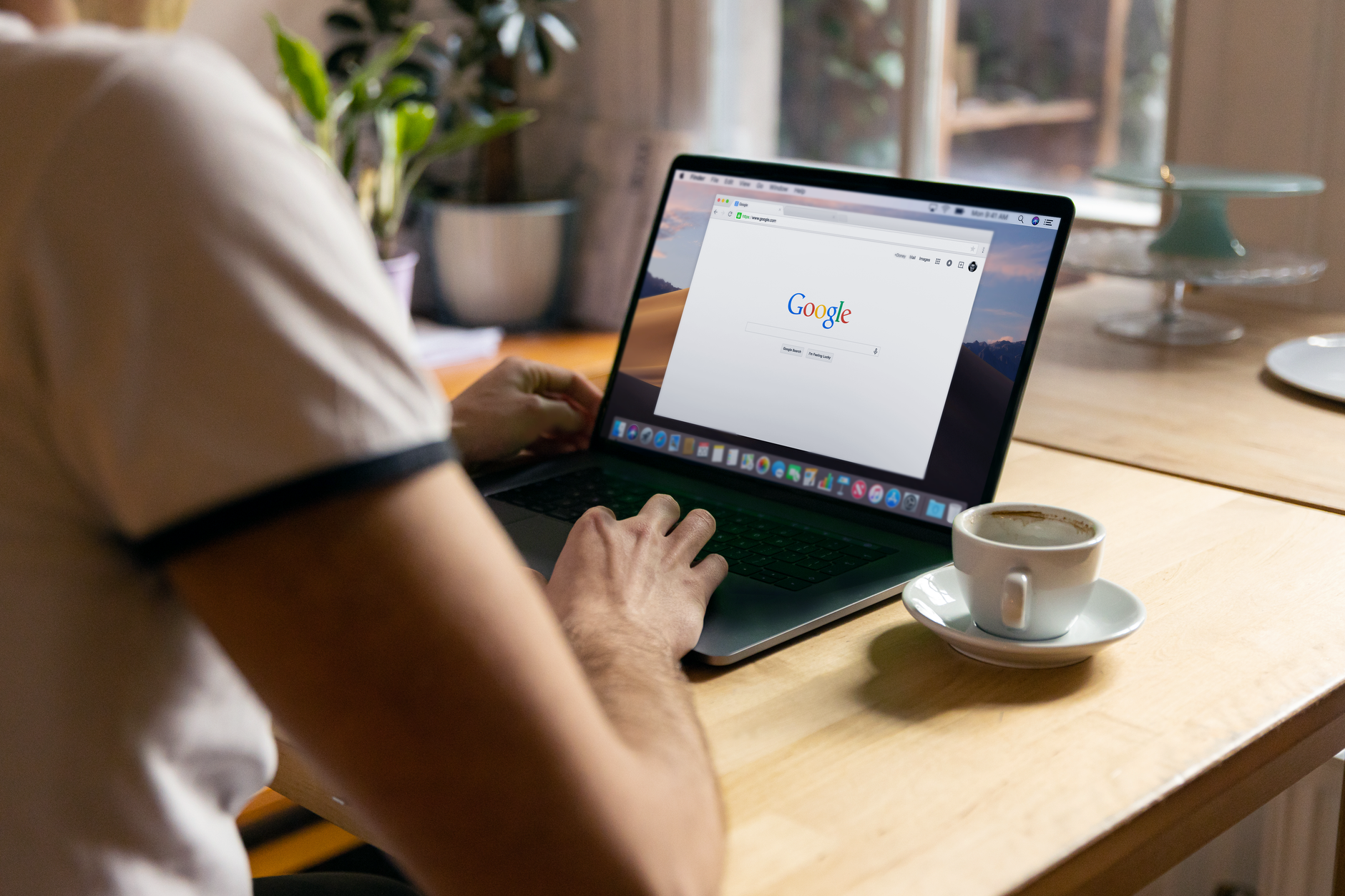 Acheter des avis Google : ce que dit réellement la loi française et européenne — personne lisant des avis Google sur ordinateur