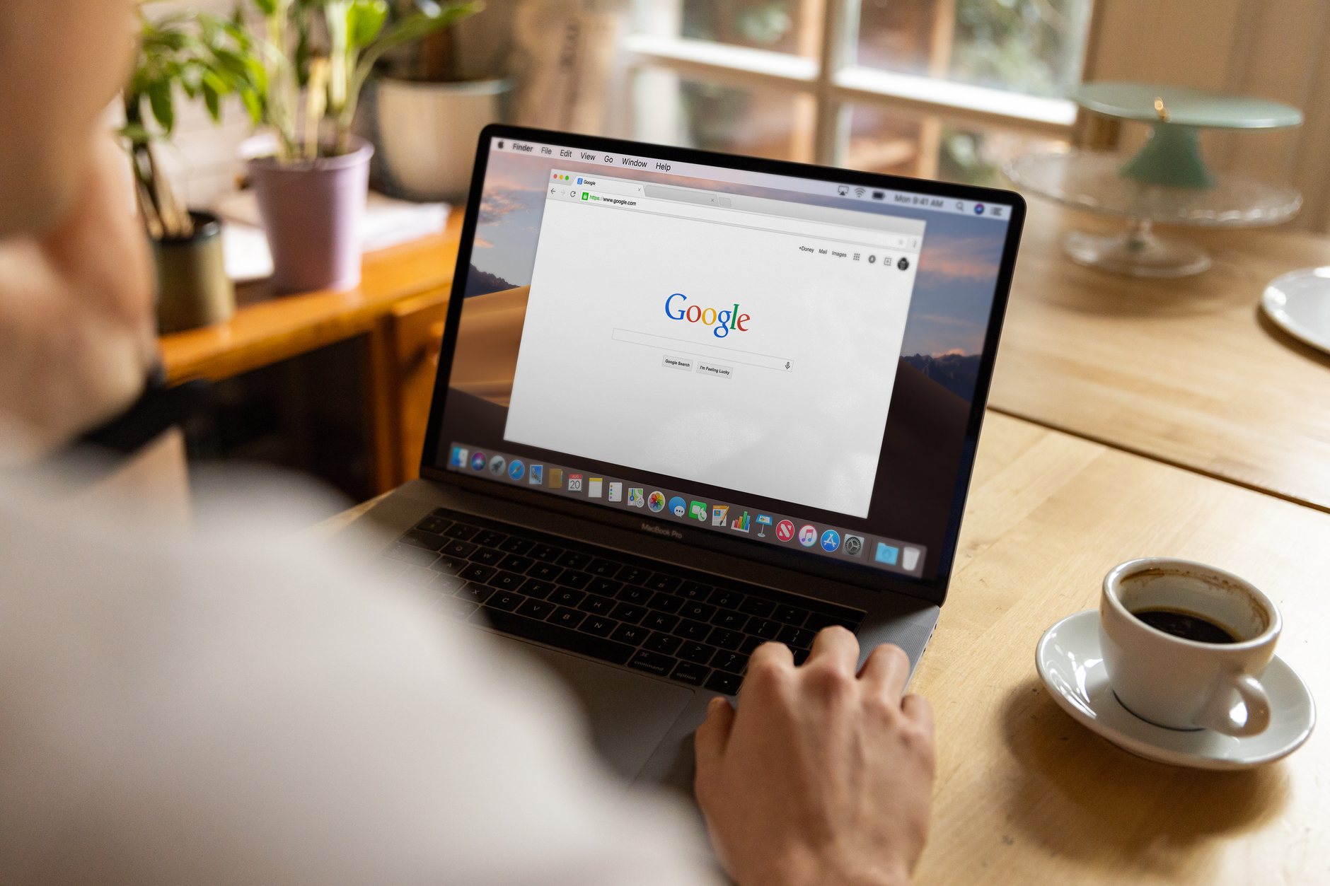 Acheter des avis Google légalité, — personne lisant des avis Google sur ordinateur