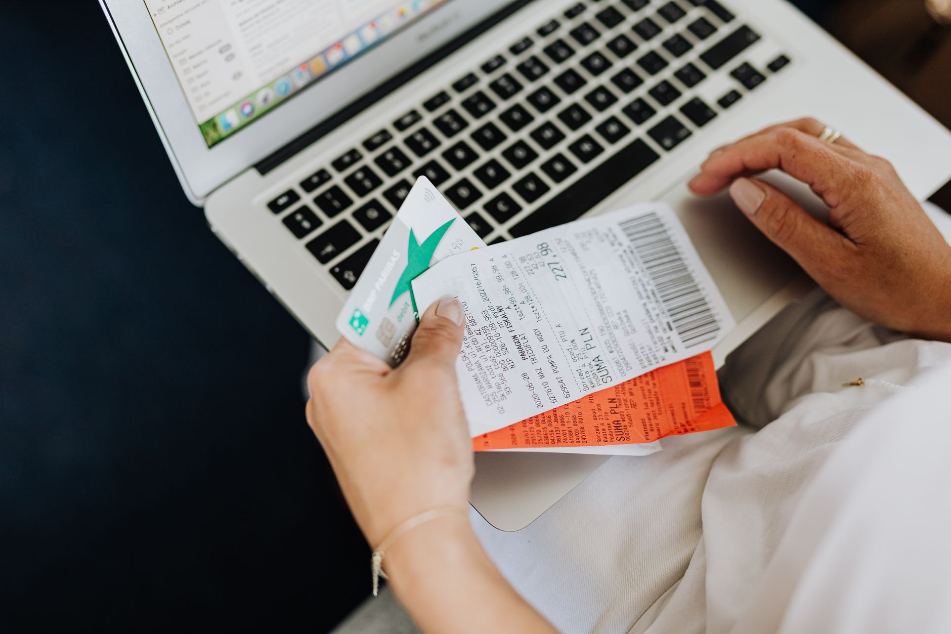 Ticket CB commerçant et obligations légales de durée de conservation — ticket CB sur une table