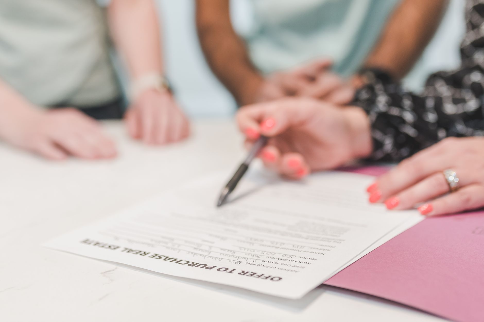 Combien de temps prévoir pour vendre un fonds de commerce en 2026 — signature d'un contrat de vente d'entreprise