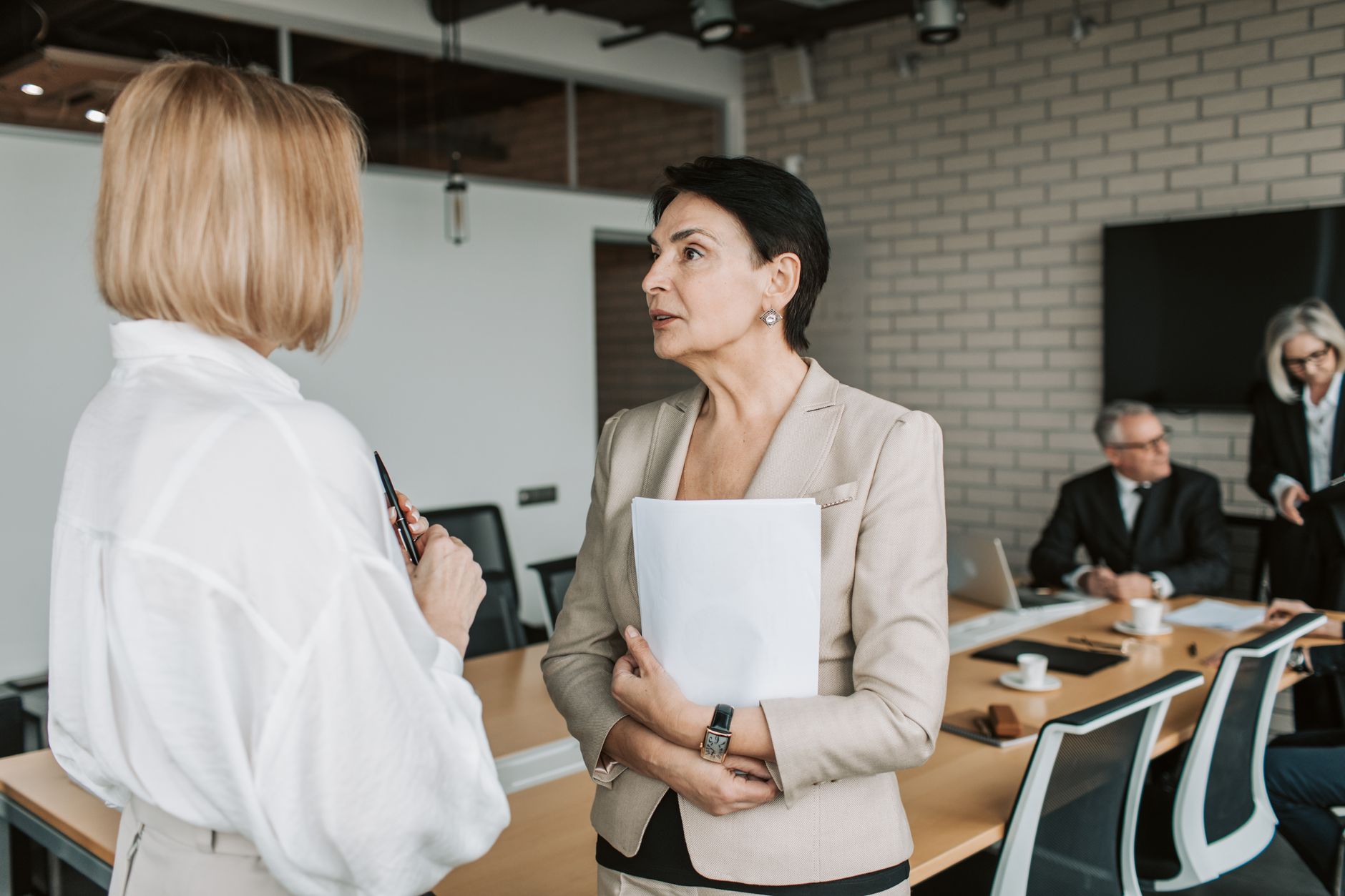 Combien de temps rester dans une entreprise : les repères réalistes pour ta carrière — réunion d'affaires discussion bureau