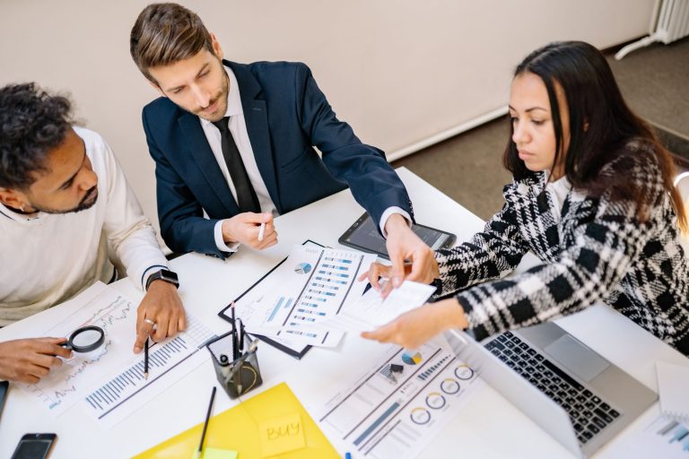 Combien de temps rester dans — réunion d'affaires discussion bureau