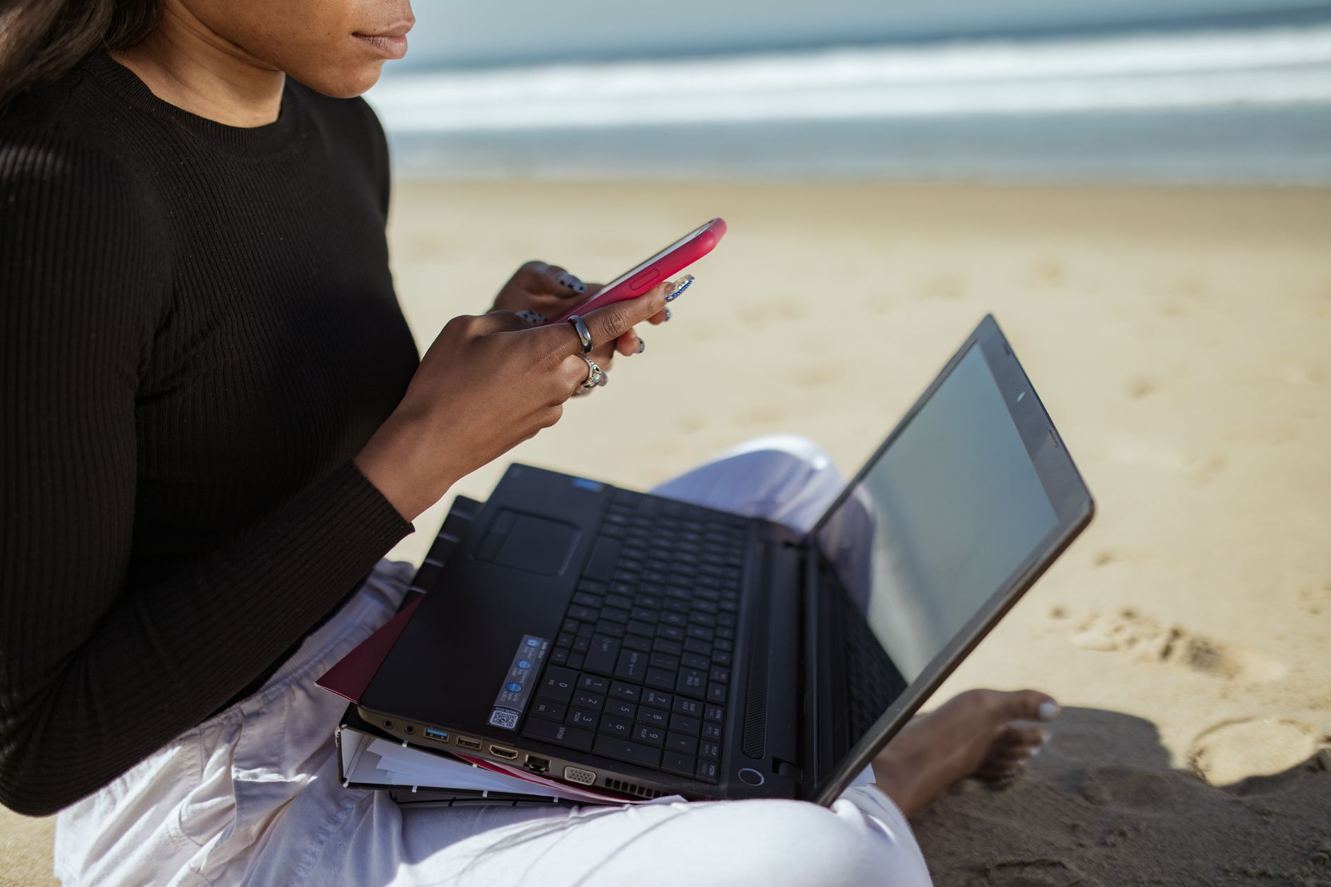 Comprendre ce que signifie vraiment devenir digital nomad avant de réserver un billet — nomade digital travaillant sur ordinateur plage