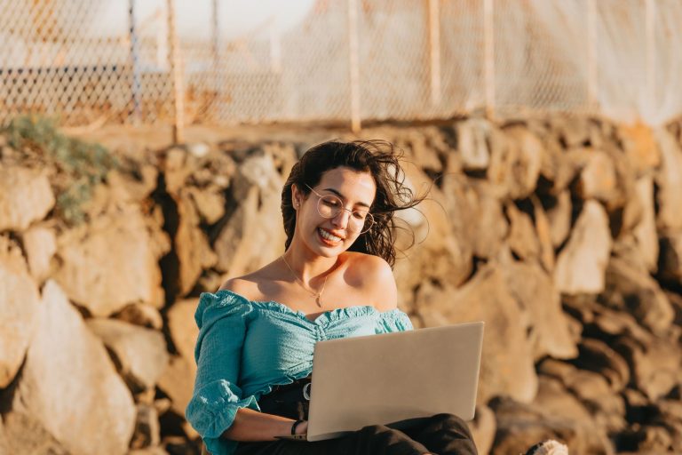 Comment devenir digital nomad étapes — nomade digital travaillant sur ordinateur plage