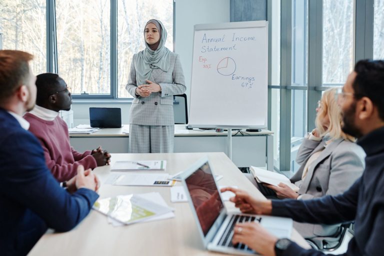 Comment lever des fonds pour — réunion de levée de fonds avec des personnes diverses