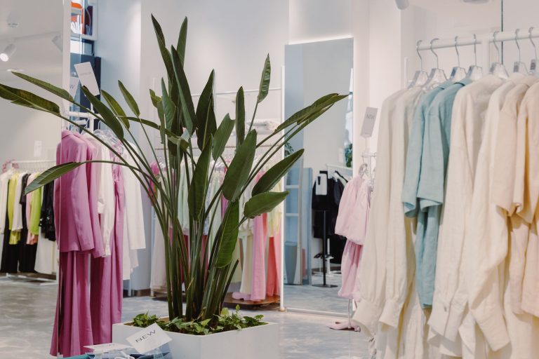 Comment ouvrir une boutique de — intérieur d'une boutique de vêtements