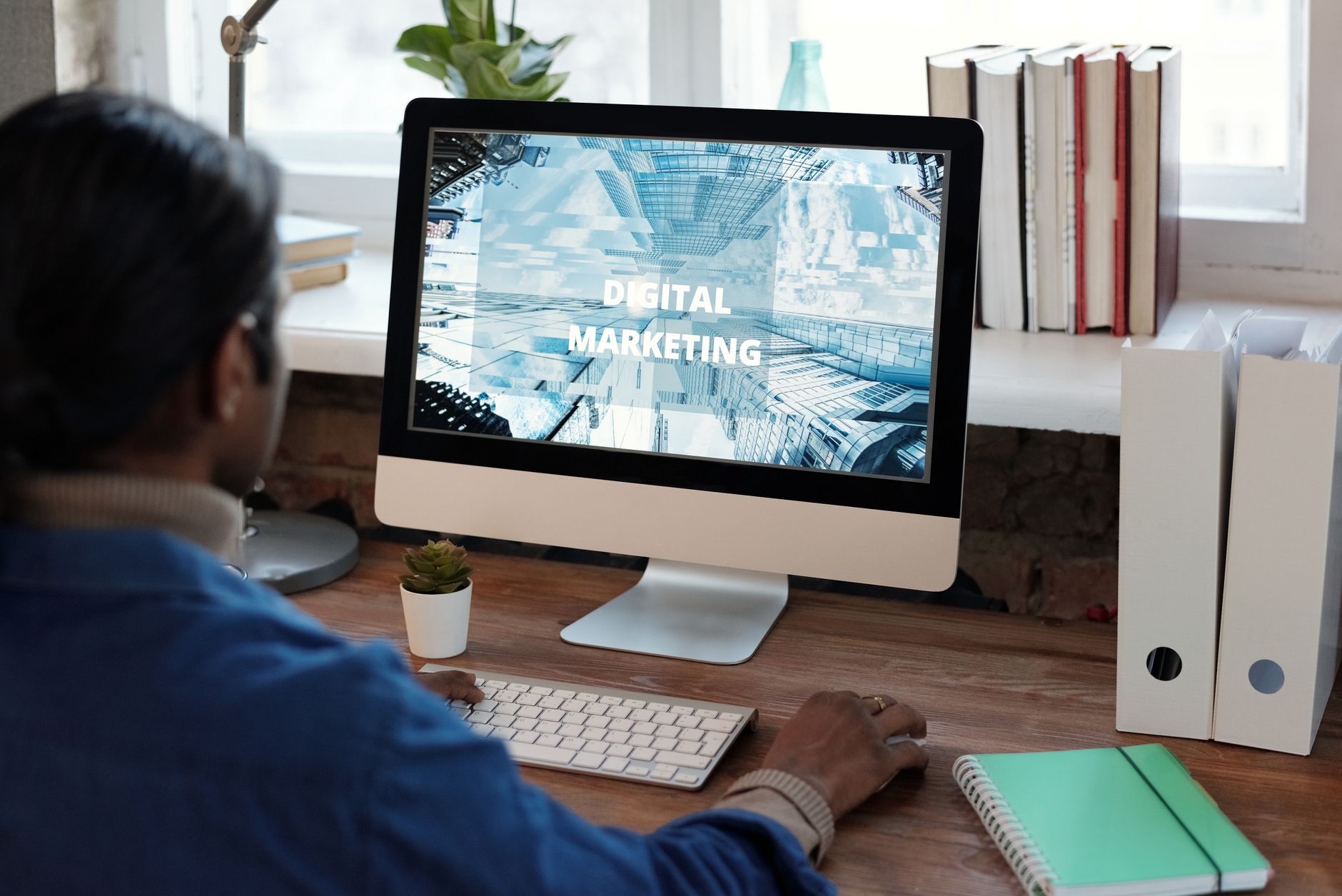 Comment se former au SEO — personne étudiant le SEO en ligne