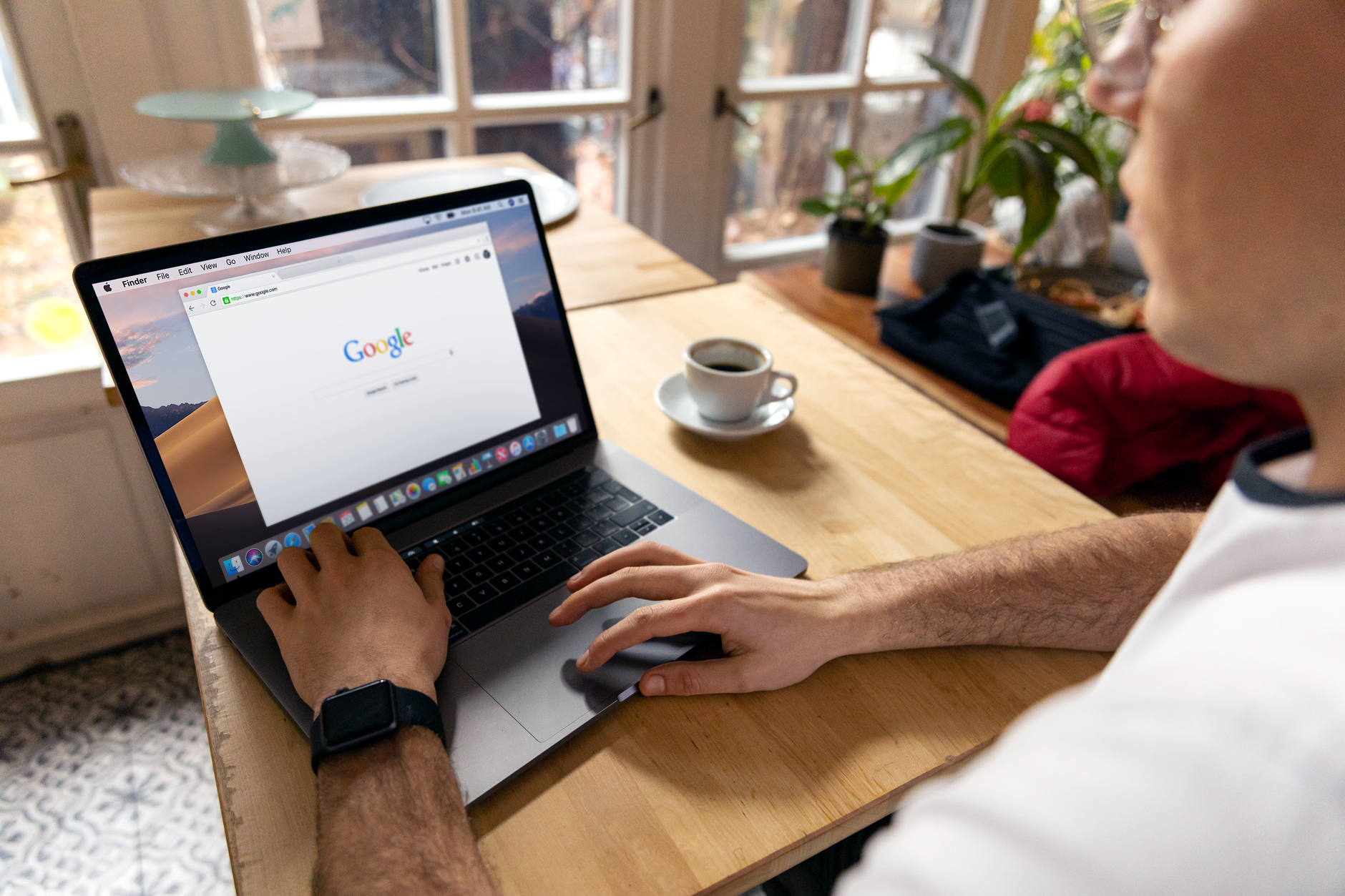 Se former au SEO en partant de zéro : poser les bases sans se noyer dans l’information — personne étudiant le SEO en ligne