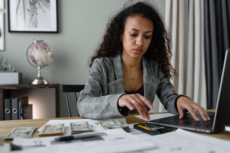 Comment se verser un salaire — personne calculant salaire au bureau