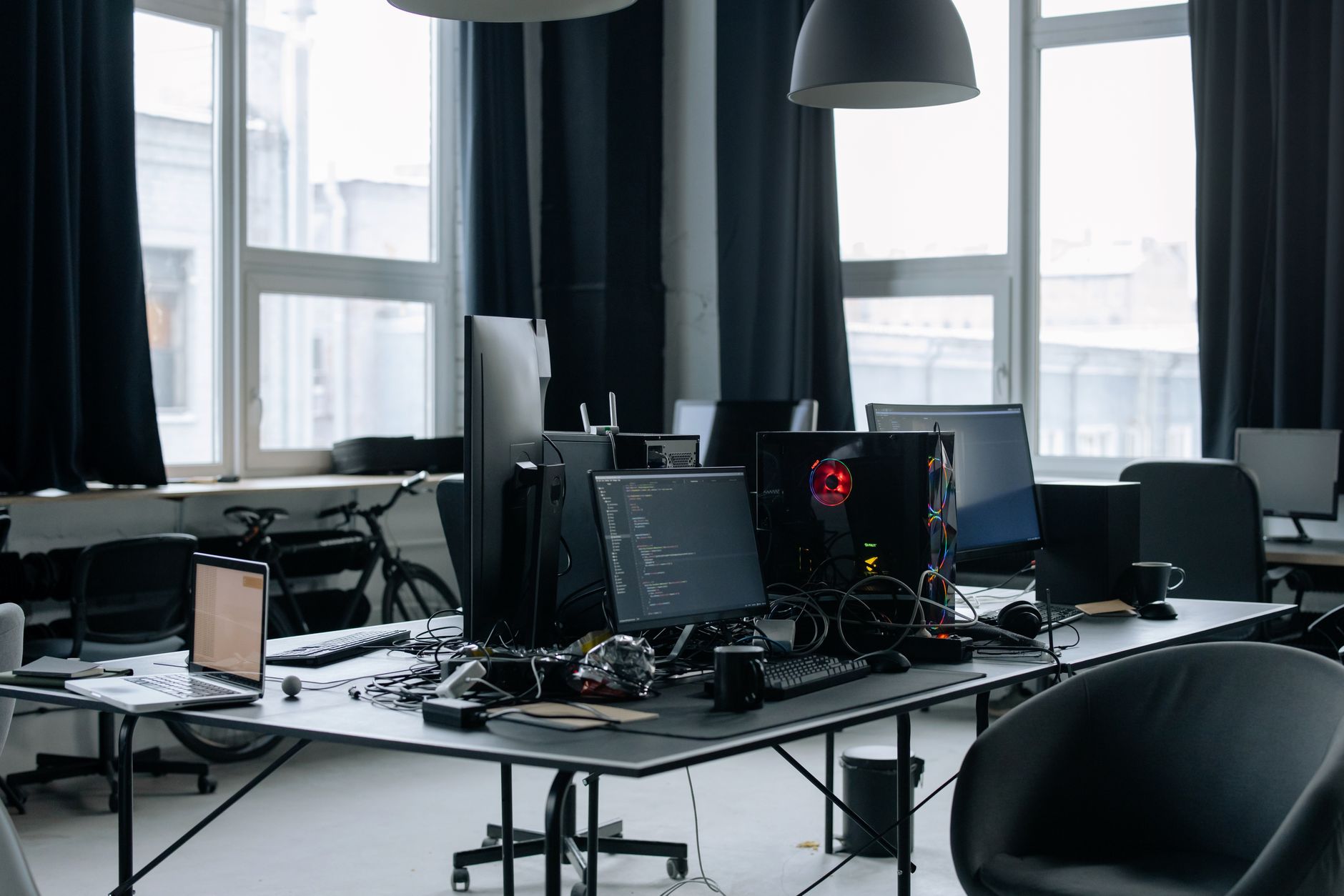Accéder à l’Intranet IAD France et Holding sans se tromper de porte — espace de travail bureau connexion ordinateur