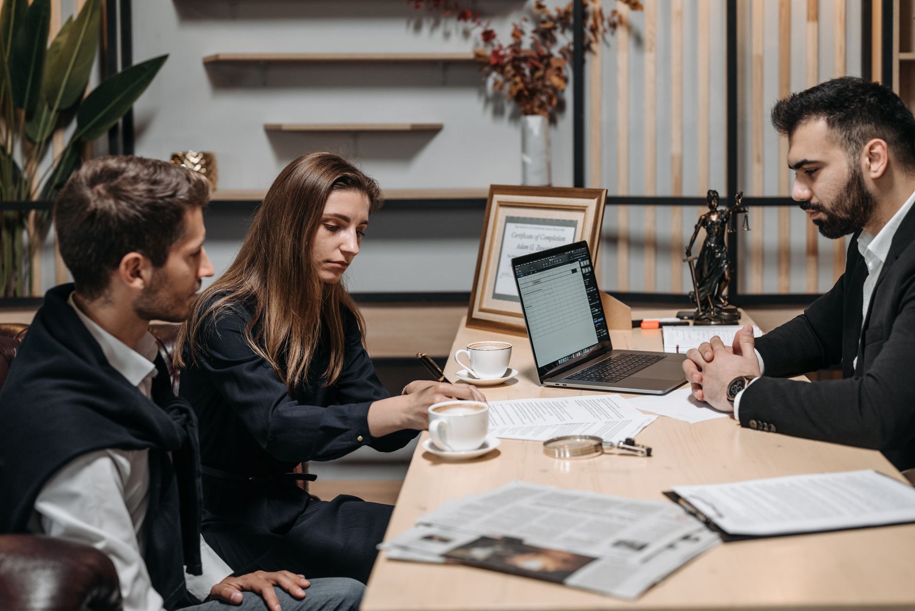 Je suis salarié et je — réunion d'affaires ordinateur portable café