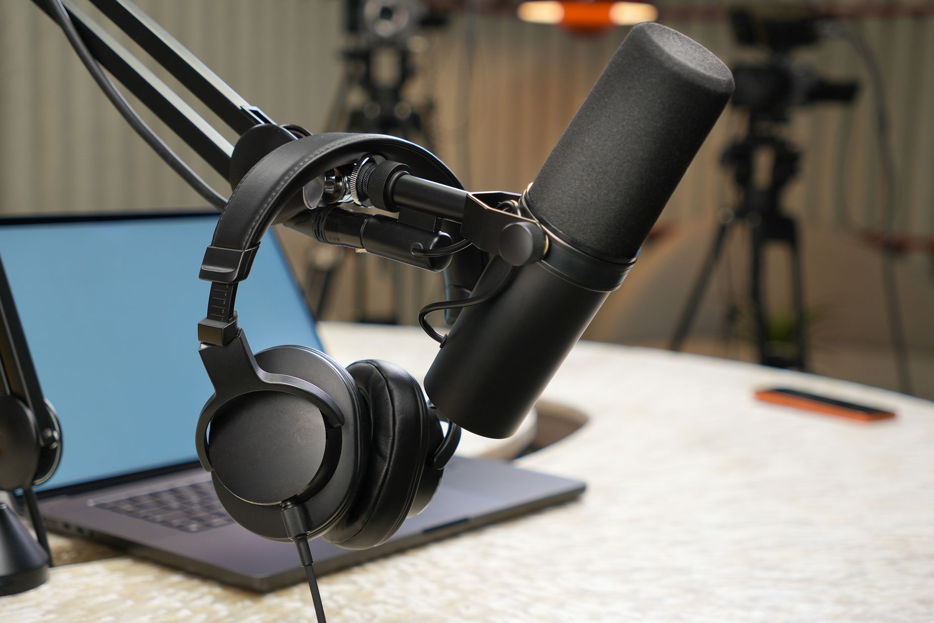 Location studio podcast à Paris : comprendre les tarifs avant de réserver — équipement studio d'enregistrement podcast
