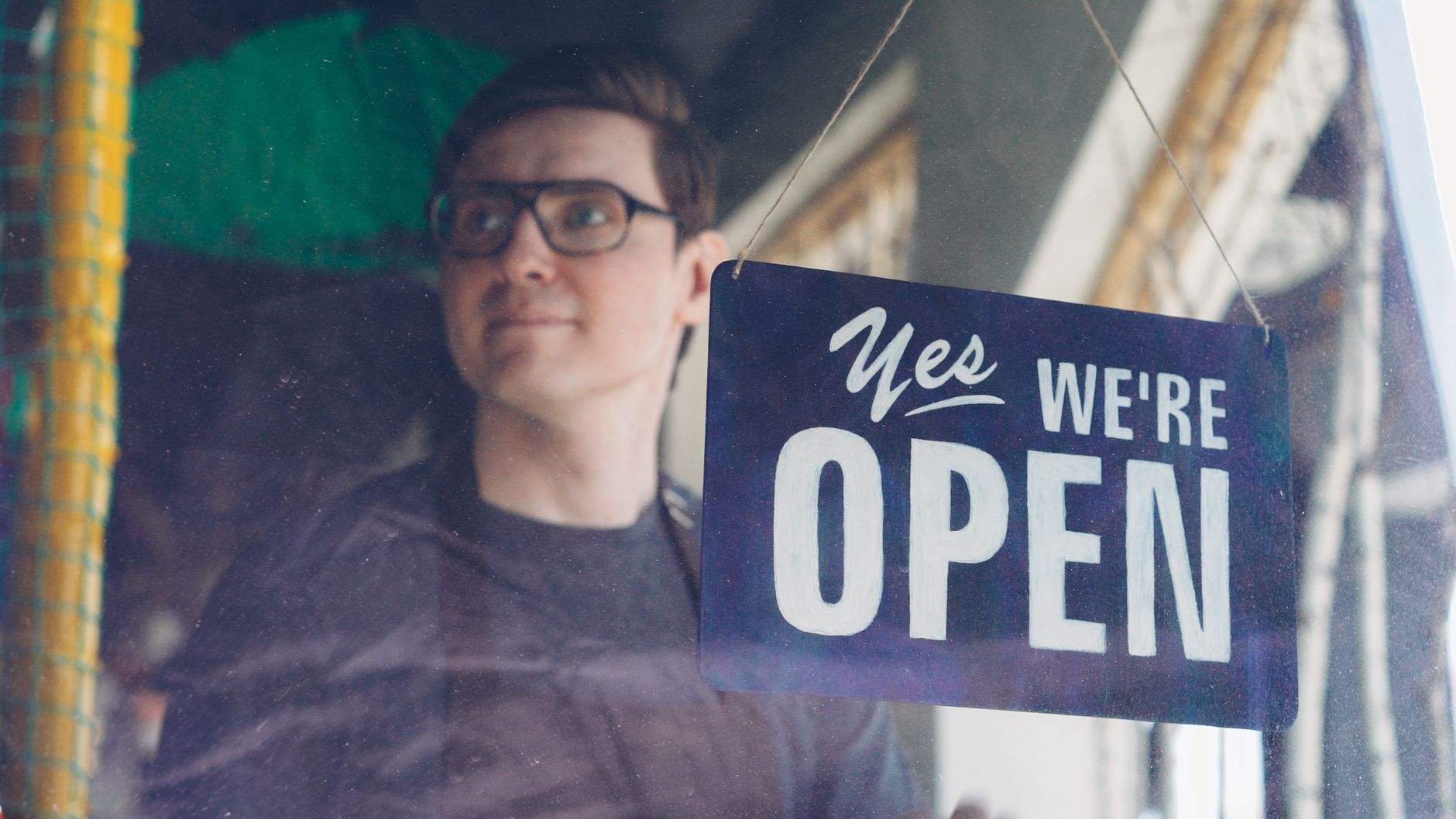 Conditions légales, profil entrepreneurial et premières décisions pour ouvrir un commerce — propriétaire d'entreprise planifiant l'ouverture d'un magasin