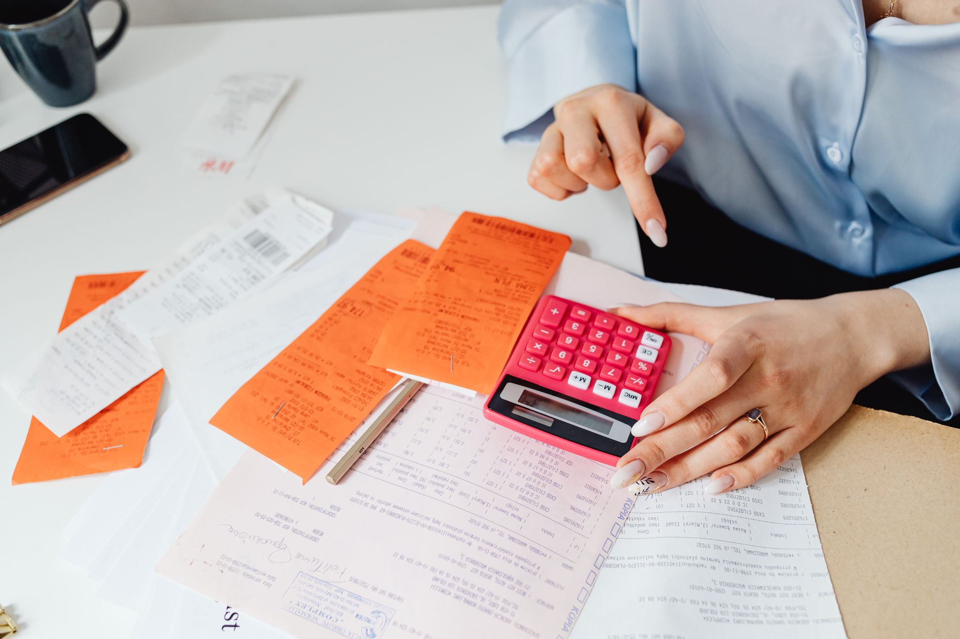 Frais professionnels déductibles en société : les règles fiscales de base à connaître — bureau avec calculatrice et documents