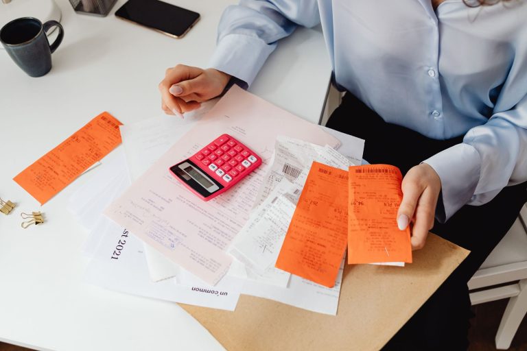 Quels frais peut-on passer sur — bureau avec calculatrice et documents