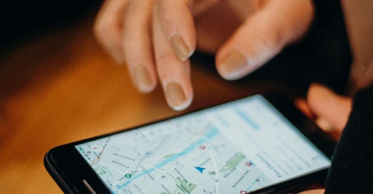 Découvrez notre guide pratique pour bien choisir votre formation SIG, spécialement conçu pour les débutants souhaitant maîtriser les systèmes d'information géographique.