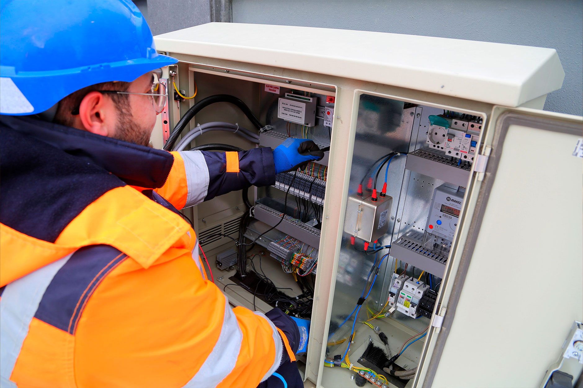 découvrez combien gagne un électricien à son compte, les revenus moyens et les facteurs influençant ses gains pour mieux comprendre cette profession.