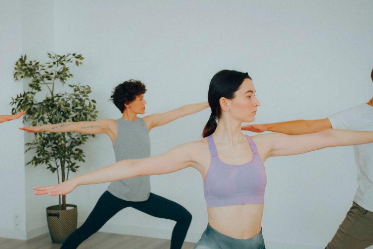 découvrez les étapes clés pour devenir professeur de yoga, les formations recommandées et des conseils pratiques pour réussir votre parcours et partager votre passion.