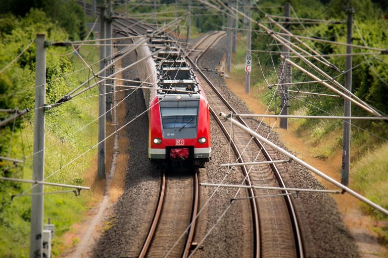 Découvrez tout sur le salaire d'un ingénieur ferroviaire : tendances, facteurs influençant les revenus et perspectives de carrière dans ce secteur dynamique.