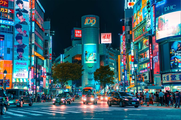 S'expatrier au Japon démarches, prix — skyline japonais avec cerisiers en fleurs