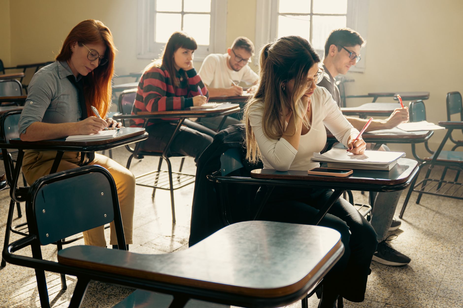 Après un bac pro commerce : bien comprendre ton profil pour choisir la bonne voie — étudiants en commerce en classe