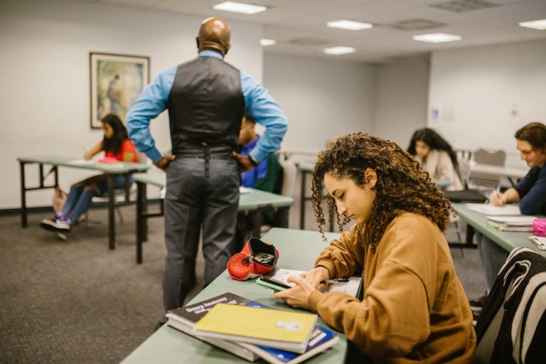 Après un bac pro commerce — étudiants en commerce en classe