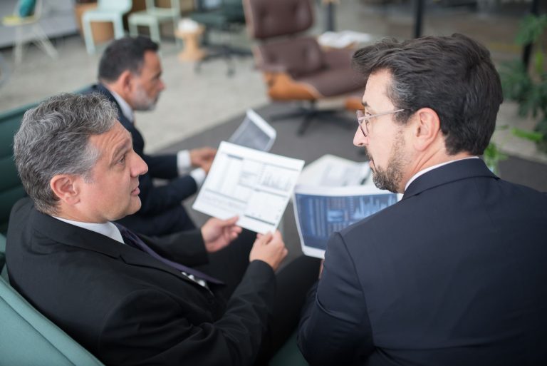 Combien coûte un intérimaire à — réunion d'affaires avec intérimaire