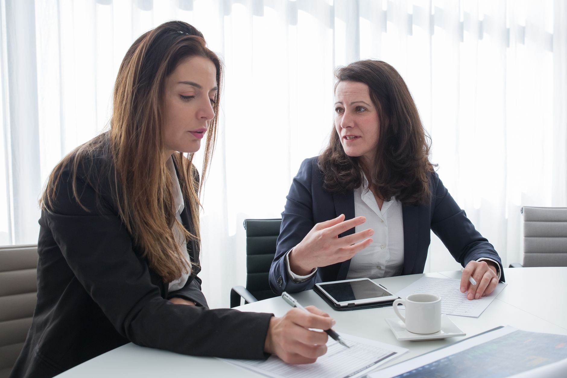 Combien coûte un stagiaire à l’entreprise en 2026 : bases de calcul et ordre de grandeur — réunion d'affaires avec un stagiaire