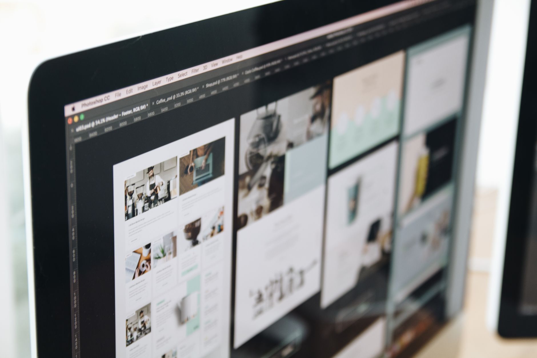 Salaires des designers en France : panorama par spécialité et chiffres clés — espace de travail designer graphique