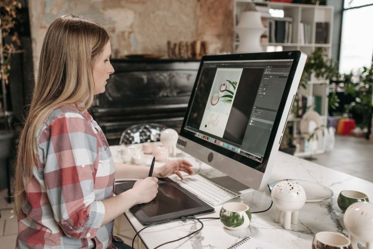 Combien gagne un designer en — espace de travail designer graphique