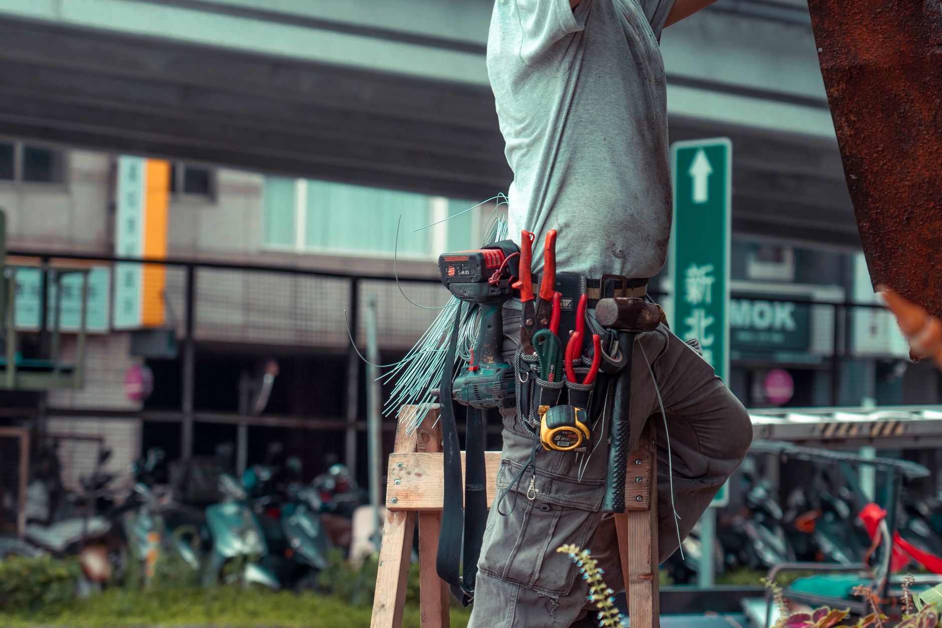 Revenus moyens d’un électricien à son compte : ordres de grandeur réalistes — électricien travaillant avec des outils